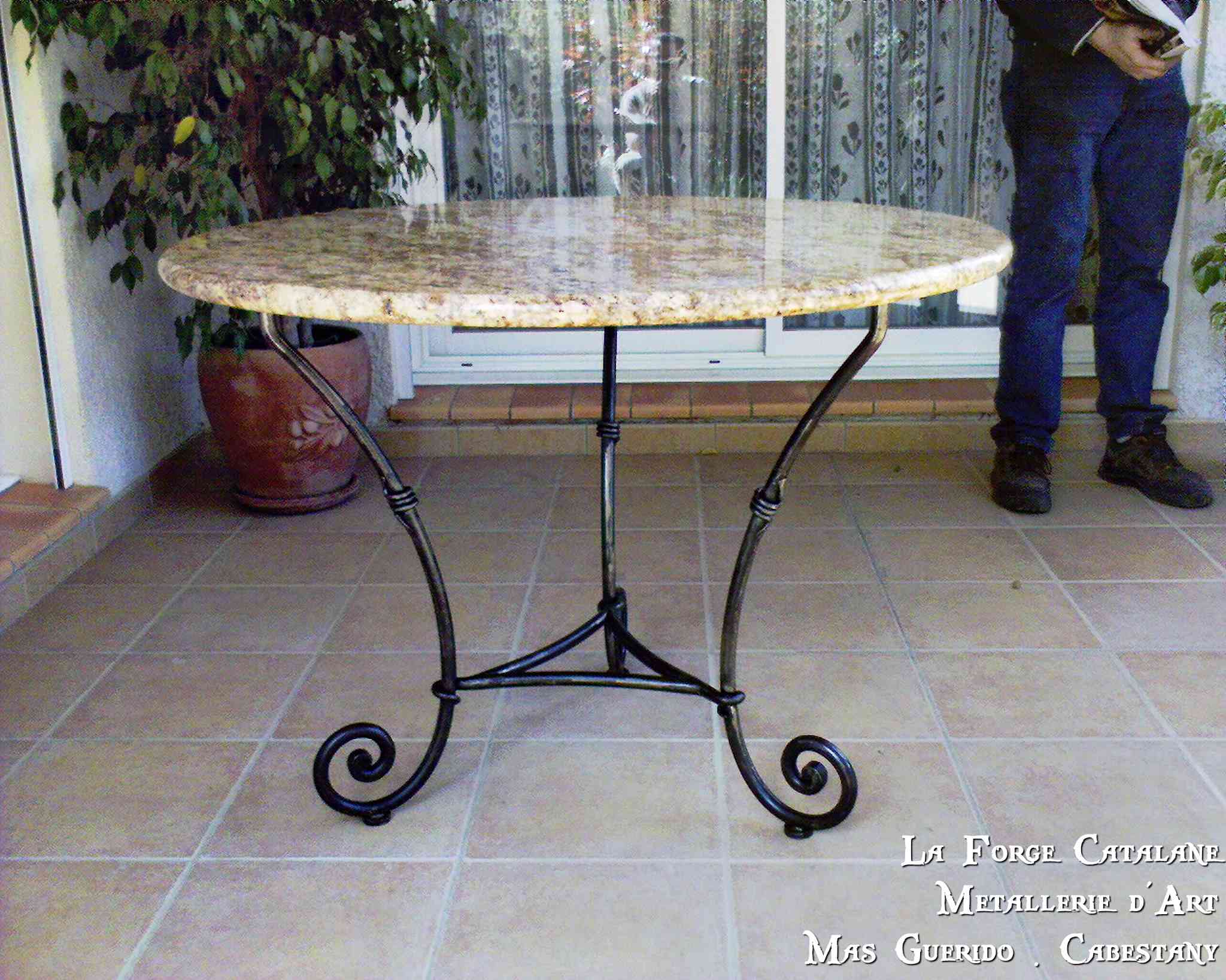 Piettement forge table ronde  forge catalane.jpg